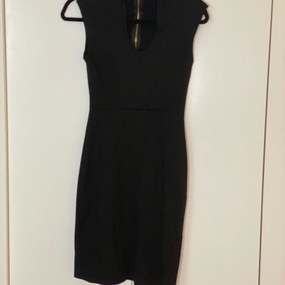Black Deep-V Sleeveless Dress - Picture 3 of 7